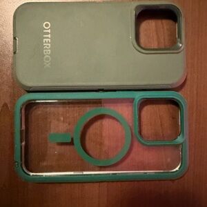 OtterBox 15 Pro Max Forest Green Phone Case